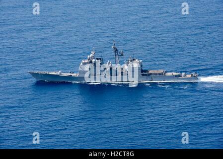 La marine américaine de classe Ticonderoga croiseur lance-missiles USS Anzio transite l'Océan atlantique tandis que le déploiement en juillet 2016, 2. Banque D'Images