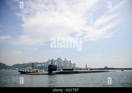 La marine américaine de classe Ohio Nuclear-powered balistiques de la flotte de sous-marins lance-missiles USS Ohio arrive à la base de la flotte de la République de Corée pour un port régulier, 13 juillet 2016 Visite à Busan, Corée. Banque D'Images