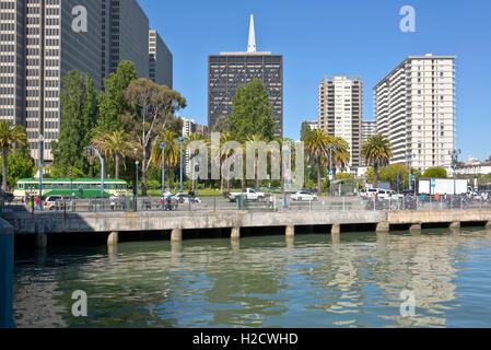 San Francisco Californie Embarcadero blvd.Scène de rue et du trafic. Banque D'Images