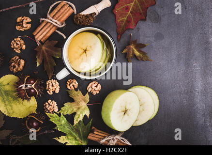 Composition de feuilles d'automne, les châtaignes et les ingrédients pour thé épicé chaud sur table rustique (vue de dessus). Concept d'automne Banque D'Images