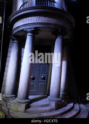 Les décisions de Harry Potter Warner Bros studio Tour, Londres. La porte de la banque Gringotts Banque D'Images