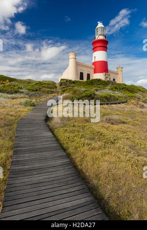 Cap agulhas light house, confluent de l'océan indien et l'Atlantique, pointe de l'Afrique, Western Cape, Afrique du Sud. Banque D'Images