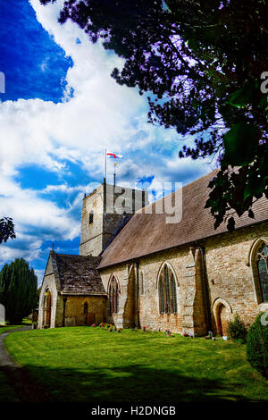 L'église de St Mary the Virgin à Eardisland Herefordshire, sous un ciel bleu d'été. Banque D'Images