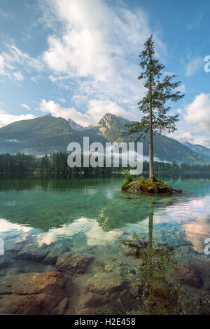 Une journée ensoleillée sur le lac Hintersee dans les Alpes autrichiennes, l'Europe. Banque D'Images