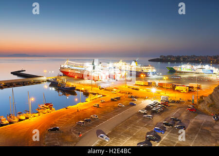 Ferries de différents opérateurs de passagers du port de Rafina. Banque D'Images