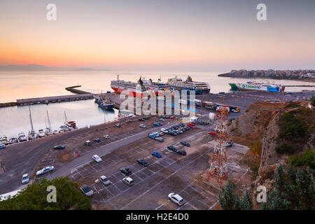 Ferries de différents opérateurs de passagers du port de Rafina. Banque D'Images