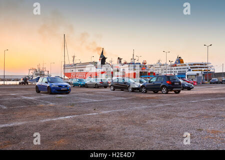 Ferries de différents opérateurs de passagers du port de Rafina. Banque D'Images