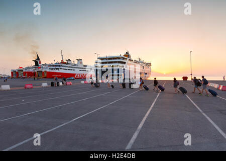 Les touristes à passagers du port de Rafina. Banque D'Images