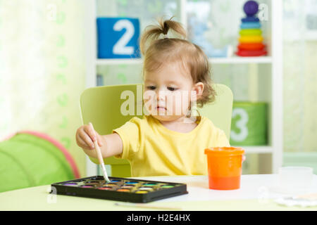 Fille enfant peinture à l'aquarelle à la maison ou à l'école crèche Banque D'Images