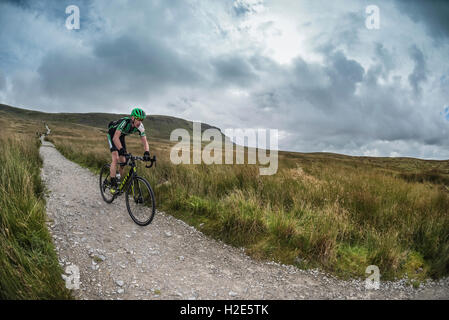 Paul Oldham, espère que l'équipe de course d'usine, l'ordre décroissant dans l'Penyghent 2016 3 pics de cyclo, Yorkshire Dales, au Royaume-Uni. Banque D'Images