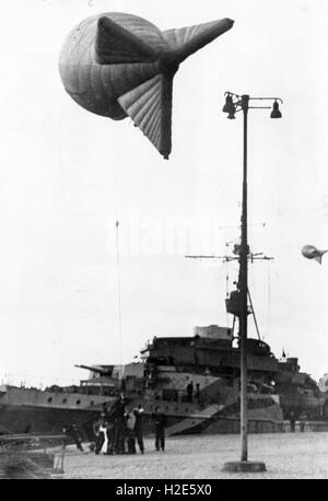 L'image de propagande nazie dépeint un ballon de barrage de la Wehrmacht allemande dans le but de protéger un bateau-canon d'attaques aériennes alliées. La photo a été publiée en octobre 1944. Fotoarchiv für Zeitgeschichte - PAS DE SERVICE DE FIL - | utilisation dans le monde entier Banque D'Images