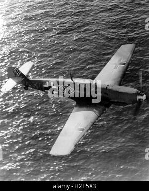 L'image de propagande nazie représente un avion de chasse (type: Messerschmitt BF 109, communément appelé le me 109) de la Wehrmacht allemande sur la Manche. La photo a été publiée en novembre 1940. Fotoarchiv für Zeitgeschichte - PAS DE SERVICE DE FIL - | utilisation dans le monde entier Banque D'Images