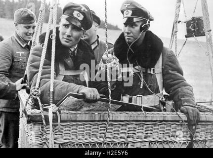 L'image de propagande nazie dépeint des observateurs aériens dans un panier d'une montgolfière captive de la Wehrmacht allemande sur le front occidental. La photo a été publiée en septembre 1940. Fotoarchiv für Zeitgeschichte - PAS DE SERVICE DE FIL - | utilisation dans le monde entier Banque D'Images