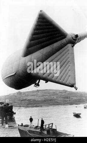 L'image de propagande nazie dépeint un ballon de barrage de la Wehrmacht allemande dans le but de protéger un bateau-canon d'attaques aériennes alliées. La photo a été publiée en octobre 1944. Fotoarchiv für Zeitgeschichte - PAS DE SERVICE DE FIL - | utilisation dans le monde entier Banque D'Images