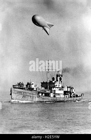 L'image de propagande nazie dépeint un ballon de barrage de la Wehrmacht allemande pour la protection d'un navire de guerre contre les attaques aériennes alliées dans la chaîne anglaise. La photo a été prise en mai 1944. Fotoarchiv für Zeitgeschichte - PAS DE SERVICE DE FIL - | utilisation dans le monde entier Banque D'Images