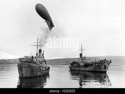 L'image de propagande nazie dépeint un ballon de barrage de la Wehrmacht allemande pour la protection des navires de guerre allemands contre les attaques aériennes alliées dans la Manche. La photo a été publiée en mai 1944. Fotoarchiv für Zeitgeschichte - PAS DE SERVICE DE FIL - | utilisation dans le monde entier Banque D'Images