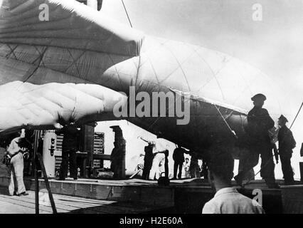 L'image de propagande nazie représente un ballon de barrage de la Wehrmacht allemande pour la protection d'un Sperrbrecher (brise-mines) de la Kriegsmarine (marine allemande) contre des attaques aériennes alliées dans la chaîne anglaise. La photo a été prise en mai 1944. Fotoarchiv für Zeitgeschichte - PAS DE SERVICE DE FIL ? | utilisation dans le monde entier Banque D'Images
