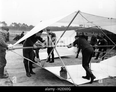 L'image de propagande nazie dépeint des soldats de la Wehrmacht allemande à un 'Sunrdrachen' (dragon de barrage éclairé) qui a pour but de défendre les attaques aériennes alliées autour de 1940. Fotoarchiv für Zeitgeschichtee - PAS DE SERVICE DE FIL - | utilisation dans le monde entier Banque D'Images