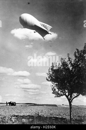 L'image de propagande nazie dépeint un ballon de barrage de la Wehrmacht allemande pour la protection contre les attaques aériennes pendant l'avance de la Pologne. La photo a été publiée en septembre 1939. Fotoarchiv für Zeitgeschichte - PAS DE SERVICE DE FIL - | utilisation dans le monde entier Banque D'Images