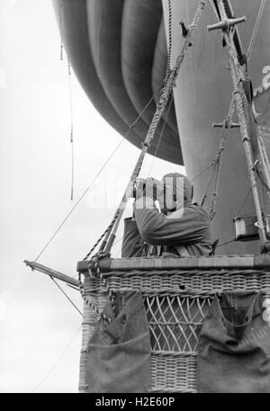 L'image de propagande nazie dépeint un soldat de la Wehrmacht allemande dans un panier de ballon captif à des fins d'observation aérienne. La photo a été publiée en octobre 1940. Fotoarchiv für Zeitgeschichte - PAS DE SERVICE DE FIL - | utilisation dans le monde entier Banque D'Images