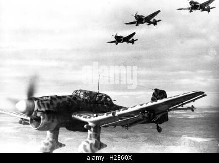 L'image de propagande nazie représente des avions de chasse, de type Junkers Ju 88, opérant sur le front oriental. La photo a été publiée en septembre 1942. Fotoarchiv für Zeitgeschichte - PAS DE SERVICE DE FIL - | utilisation dans le monde entier Banque D'Images