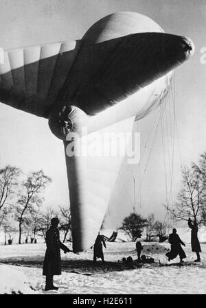 L'image de propagande nazie dépeint des soldats de la Wehrmacht allemande debout à un ballon de barrage pour la protection contre les attaques aériennes alliées. La photo a été publiée en février 1940. Fotoarchiv für Zeitgeschichte - PAS DE SERVICE DE FIL - | utilisation dans le monde entier Banque D'Images
