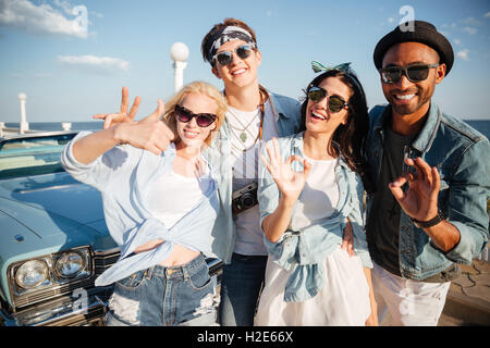 Group of young people showing Thumbs up et ok sur la promenade Banque D'Images