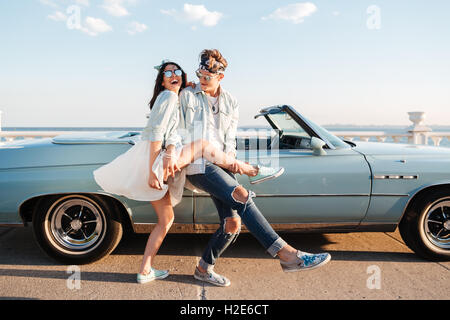 Cheerful young couple dancing en plein air et s'amuser en été Banque D'Images