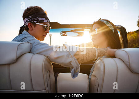 Portrait de belle jeune couple sitting in convertible en été Banque D'Images