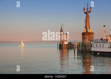 Entrée du port, vieux port tower et Imperia statue par Peter Lenk, Constance, le lac de Constance, Bade-Wurtemberg, Allemagne Banque D'Images