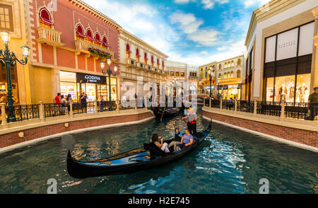 Réplique de Venise, les touristes en gondoles vénitiennes sur canal, ciel artificiel, le Venetian Resort Hotel Casino, Las Vegas, Nevada Banque D'Images