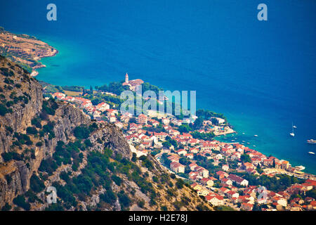 Ville de Bol de Vidova Gora vue aérienne, île de Brac, Dalmatie, Croatie Banque D'Images