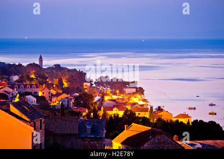 Ville de Bol, lever du soleil vue front de mer, l'île de Brac, Croatie Banque D'Images