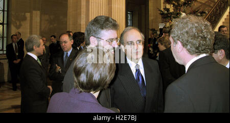 L'ANNÉE 2000 Fichier - prises à l'intérieur de Stormont - du Sinn Fein Gerry Adams (L) ancien Sentor George Mitchell (C) et (R) Martin McGuinness se rassemblent pour le président américain Bill Clinton à Stormont. Le président américain Bill Clinton (dos à la caméra) parle dup membres sur fond de la grande salle. Droit Banque D'Images