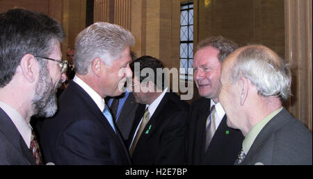 L'ANNÉE 2000 Fichier - prises à l'intérieur de Stormont - du Sinn Fein Gerry Adams (L) puis rejoint le président américain Bill Clinton, du Sinn Fein Pat Doherty et le Sinn Fein, Martin McGuinness, à l'intérieur de Stormont, à Belfast, en Irlande du Nord. Banque D'Images