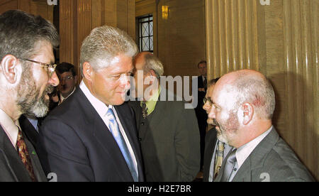 L'ANNÉE 2000 Fichier - prises à l'intérieur de Stormont - Gerry Adams du Sinn Fein avec le président américain Bill Clinton parle à Alex Maskey du Sinn Fein à l'intérieur de Stormont. Banque D'Images