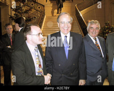 L'ANNÉE 2000 Fichier - prises à l'intérieur du Sinn Fein - STORMONT Barry McElduff (L) serre la main de l'ex-Sentor George Mitchell (R) qui se rassemble pour le président américain Bill Clinton à Stormont. Banque D'Images