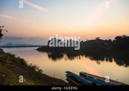 Coucher de soleil sur la rivière Don Xe où elle rencontre le Mékong à Vientiane dans la province de Champassak au sud Laos Banque D'Images