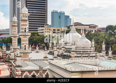 Jama Masjid (mosquée) ou en plein coeur du quartier des affaires de Kuala Lumpur, Malaisie capitale. La ville est un important cen Banque D'Images