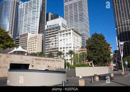 Sydney Conservatorium of Music dans le centre-ville,Sydney, Australie avec le célèbre gratte-ciel y compris aurora place derrière Banque D'Images