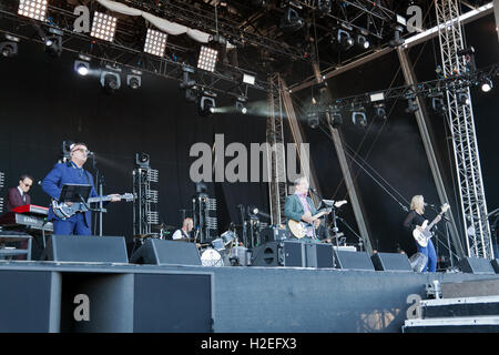 Membres du groupe Squeeze, l'exécution sur la scène principale à l'OnBlackheath Music Festival 2016 Banque D'Images