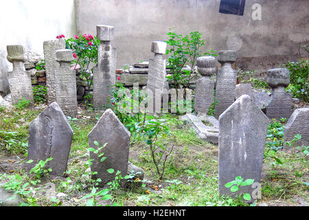 Un cimetière turc dans une rue de la ville d'Istanbul, Turquie Banque D'Images