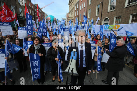 Le Secrétaire général de l'Irlandais Liam Doran Infirmières et sages-femmes Organisation prend part à une protestation contre la restauration à la Leinster House à Dublin que le Dail reprend après les vacances d'été. Banque D'Images