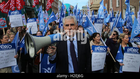 Le Secrétaire général de l'Irlandais Liam Doran Infirmières et sages-femmes Organisation prend part à une protestation contre la restauration à la Leinster House à Dublin que le Dail reprend après les vacances d'été. Banque D'Images