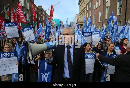 Le Secrétaire général de l'Irlandais Liam Doran Infirmières et sages-femmes Organisation prend part à une protestation contre la restauration à la Leinster House à Dublin que le Dail reprend après les vacances d'été. Banque D'Images