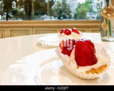 Gâteau aux fraises servi dans la cafétéria Banque D'Images