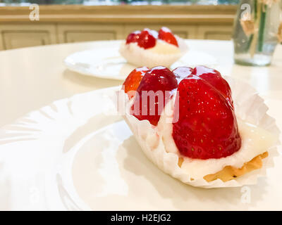 Gâteau aux fraises servi dans la cafétéria Banque D'Images