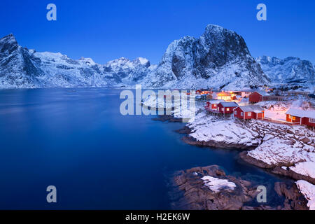 Cabines de pêcheurs traditionnels norvégiens, rorbuer, sur l'île de Hamnøy, Reine sur les îles Lofoten, dans le nord de la Norvège. Photographe Banque D'Images