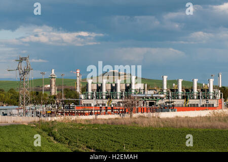 Une raffinerie de pétrole à Termoli, au sud de l'Italie. Banque D'Images