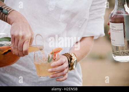 Close up of a woman pouring un verre. Banque D'Images